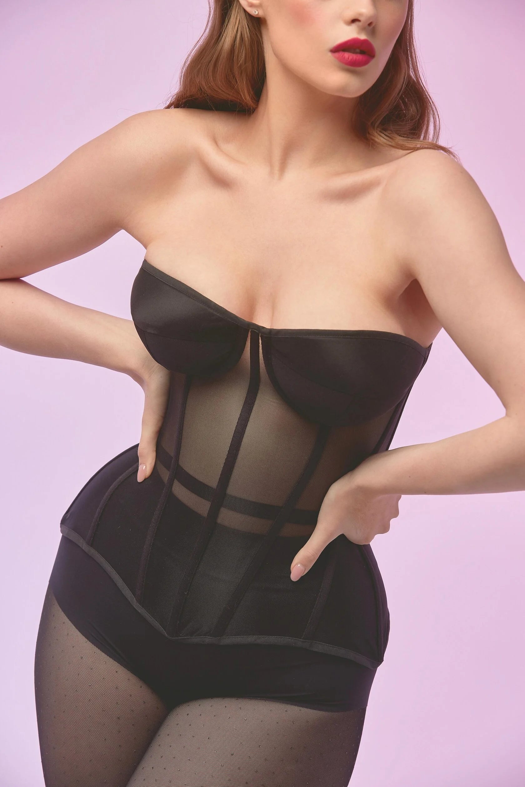 Basic corset with extended cups