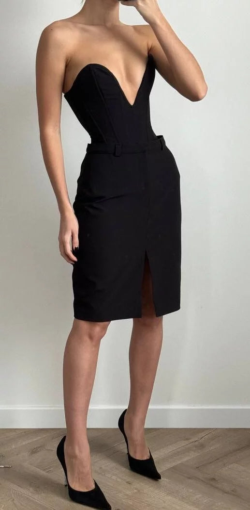 Skirt made of Italian fabric with a slit at the front